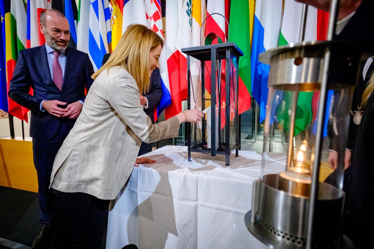 ManfredWeber's tweet image. Die Übergabe des #Friedenslichts durch die @OEVPinEuropa an das Europäische Parlament und @EP_President ist zur guten Tradition  geworden. Dieses Friedenssymbol ist in Zeiten vieler Kriege wichtiger denn je. Danke an @AngelikaWinzig und alle Beteiligten. #EPPlenary