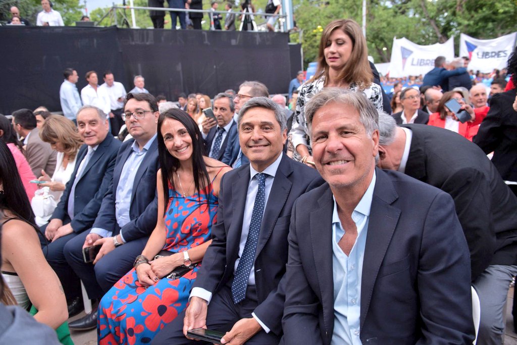 ecampos_mza's tweet photo. Participamos del acto de toma de juramento y cambio de mando del gobierno provincial. Una #NuevaEtapa plena de desafíos y oportunidades para #Mendoza.
Reafirmamos nuestro compromiso de trabajar junto a @alfredocornejo y @hebesil, colaborando desde #Tunuyán en lo necesario. 🤝 https://t.co/tlsTSUonUP