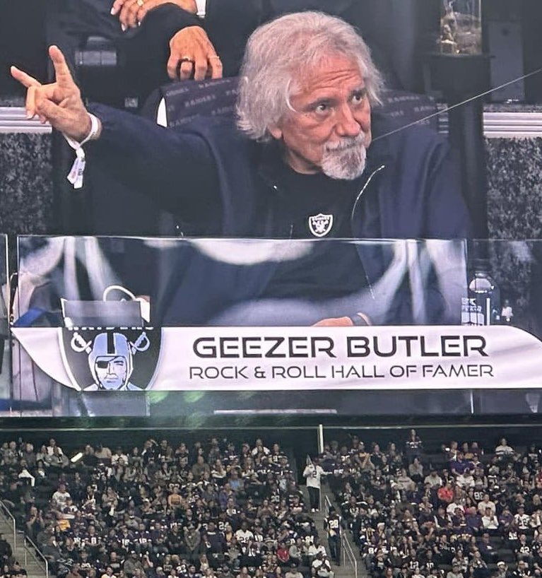 geezerbutler's tweet photo. When you’re caught off guard, this seems to be the appropriate thing to do with your hand. Cheers, Mohammed, for sending.  @Raiders https://t.co/LwqRj8jl7a