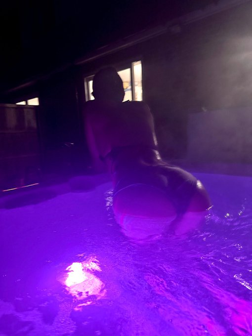 hot tub is the perfect way to end the day 🥰 https://t.co/NzNKu7XUnR