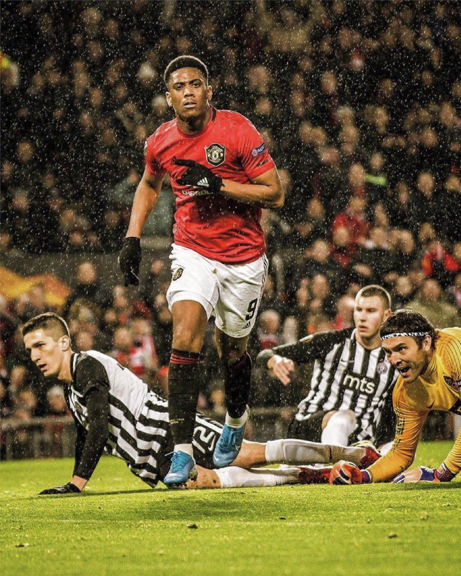 Top 10 Anthony Martial goals for Mun United. 

[A Thread]