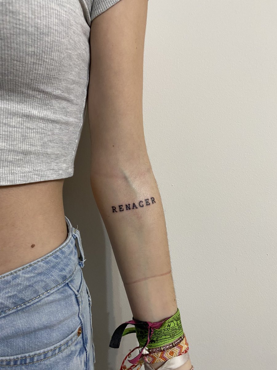 sofidats's tweet image. porque renací, gracias a su música que me acompañó cuando nadie lo hacía; estuvo justo en el momento que verdaderamente lo necesitaba.
“mírame dentro el golpe que me he dado 
no rindo me lanzo, le tengo miedo al vértigo pero me lanzo y me parto”
evab gracias.