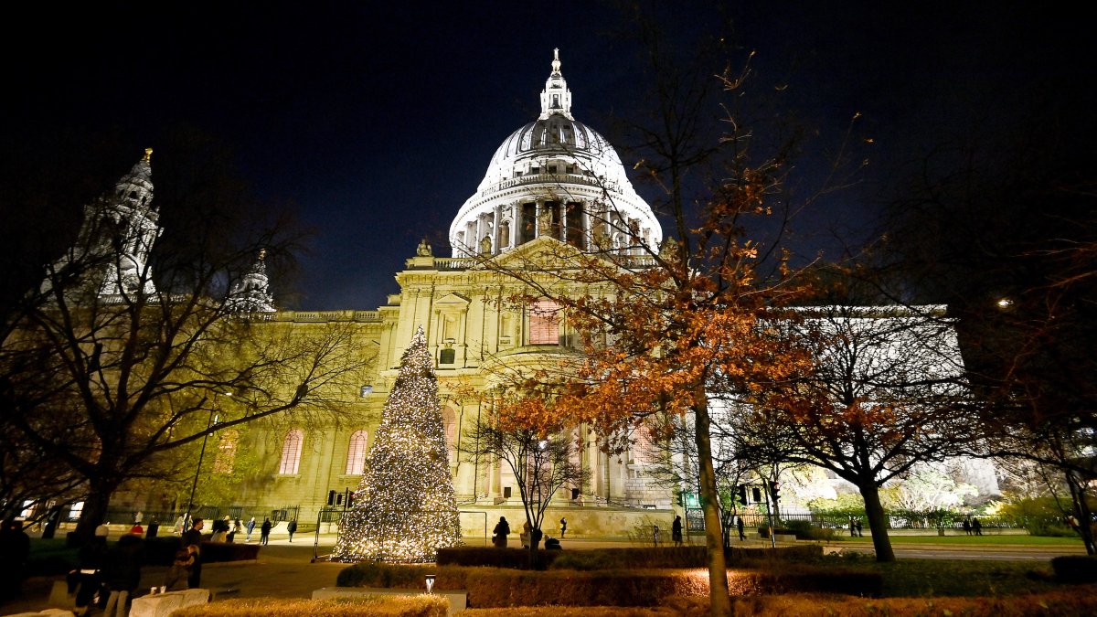 The City of London (@thecityofldn) on Twitter photo 🎄 Have you seen the stunning tree opposite <a href="/StPaulsLondon/">St Paul's Cathedral</a> Cathedral?
📍 Near the City Information Centre too. Pop in to get advice on the best things to do, and pick up free maps! Open daily. 🗺️
👉 Discover the top festive experiences in the City: bit.ly/3SERbOi 🎄 Have you seen the stunning tree opposite <a href="/StPaulsLondon/">St Paul's Cathedral</a> Cathedral?
📍 Near the City Information Centre too. Pop in to get advice on the best things to do, and pick up free maps! Open daily. 🗺️
👉 Discover the top festive experiences in the City: bit.ly/3SERbOi