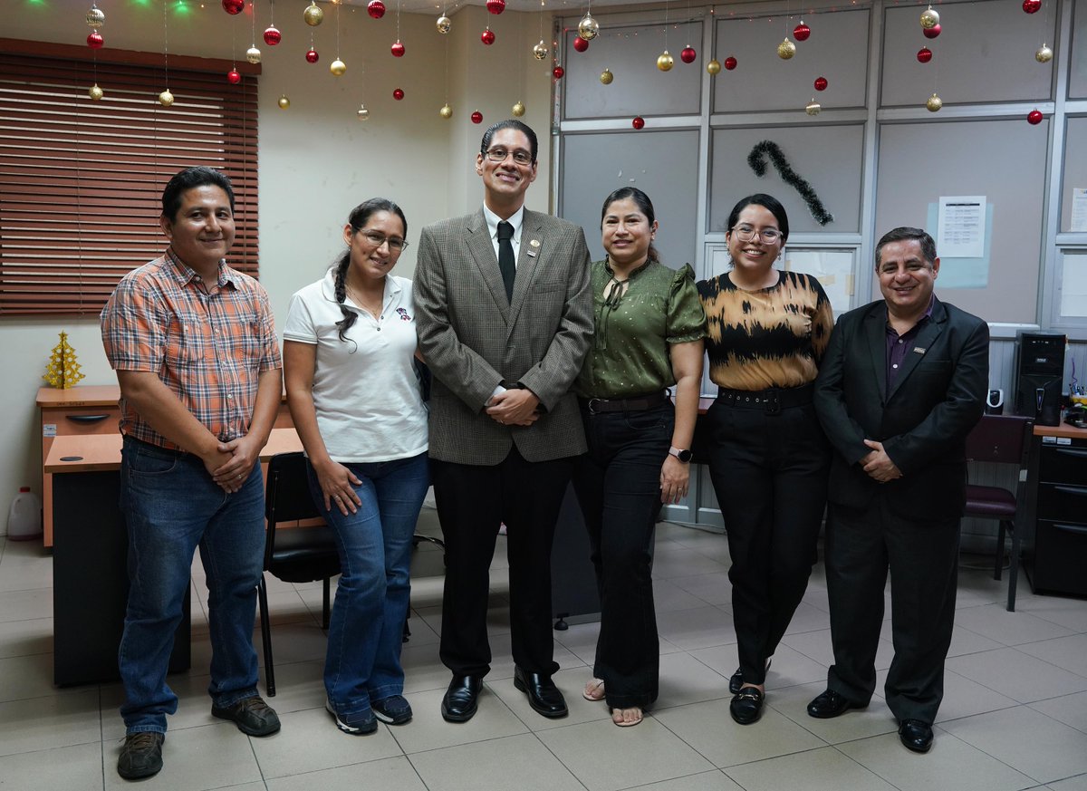 <a href="/cparedesverduga/">Cecilia Paredes Verduga</a> <a href="/cesar_martinm/">César Martín</a> <a href="/espol_fiec/">FIEC ESPOL</a> El ministro destacó que la Transformación Digital es un eje que impulsarán desde su Cartera de Estado. “Conozco muchas de las capacidades que tienen, gracias por esta calurosa bienvenida”, dijo. Luego, recorrió el laboratorio de Redes y Telecomunicaciones.