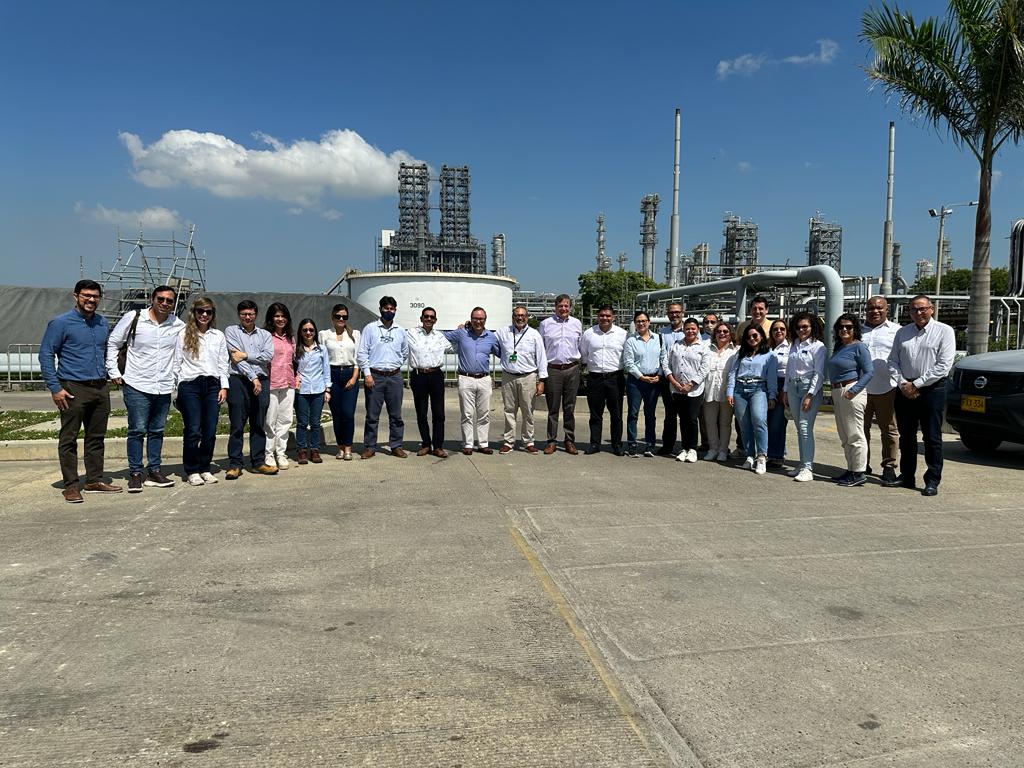 Decanos, profesores, directivos y más colaboradores de la #UTB tuvieron el privilegio de visitar la Refinería de Cartagena (<a href="/RefineriaC/">@RefineriaC</a> )en una experiencia que fortalece aún más los lazos entre la academia y el sector industrial.