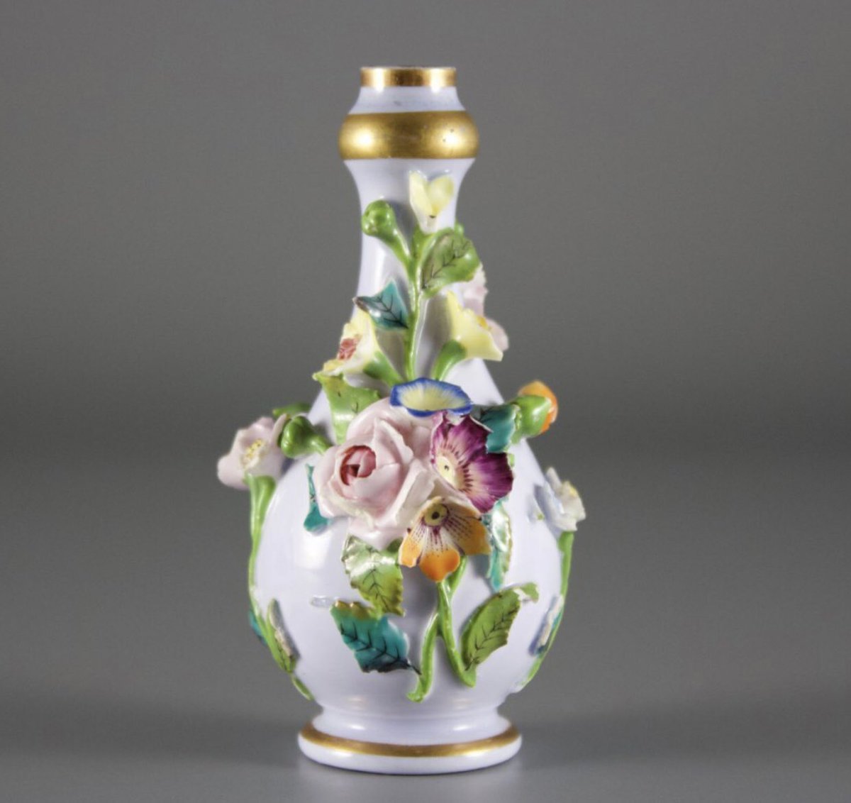 Lavender porcelain scent flask, probably Coalport, c.1830, decorated with encrusted flowers in the English Rococo Revival taste junoantiques.com/porcelain-scen…