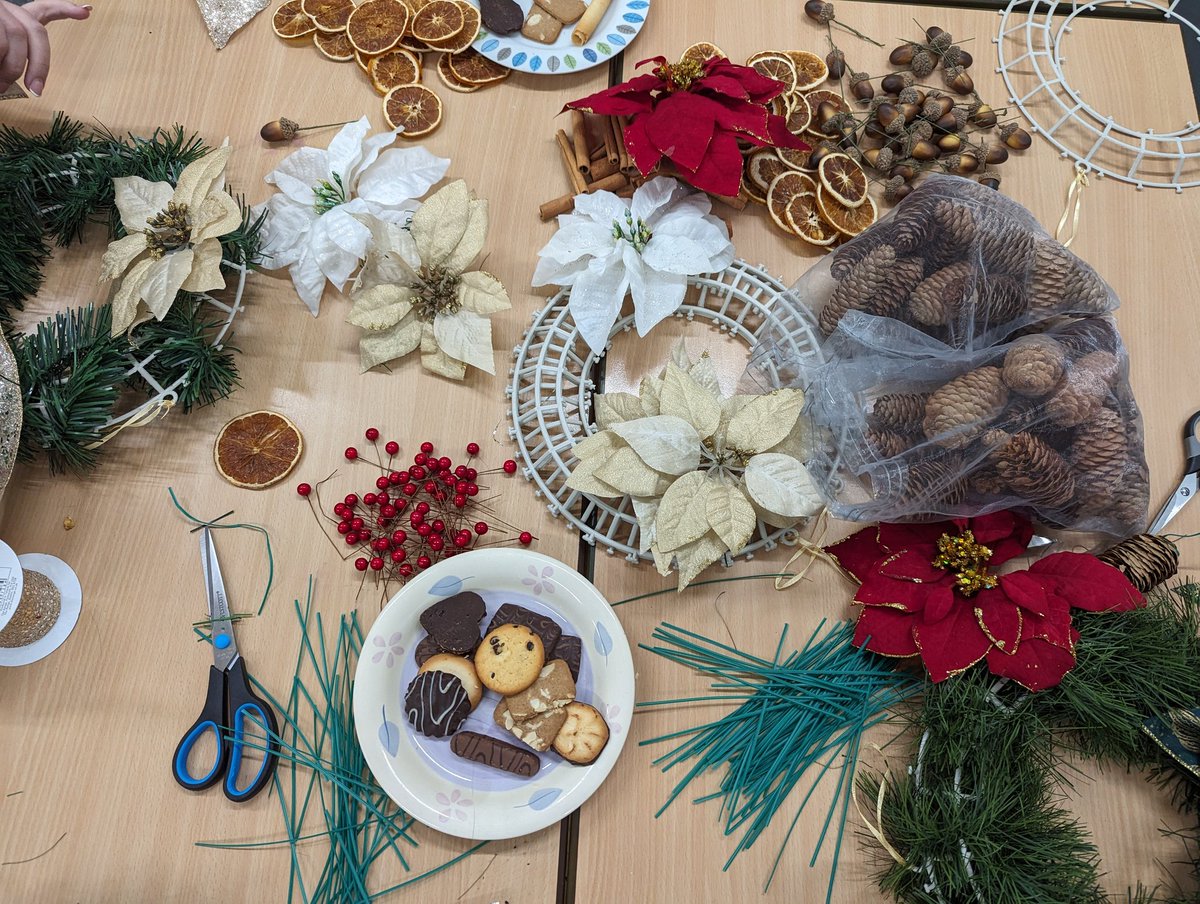 MrsDMorris1's tweet photo. Sometimes you just need to make time to craft! Thanks to all staff taking part in our wreath-making workshop, you made some beautiful Christmas crafts 🍊🌟#staffwellbeing #ldst #MentalHealthMatters @parishschool1 https://t.co/9gu04u0FQa