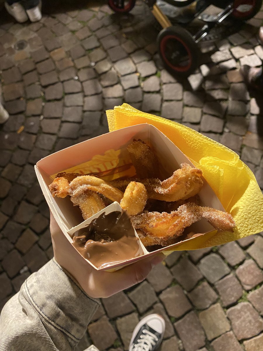 draqiy's tweet image. Me acabo de comer estos churros en alemania y ha sido muy mala decisión