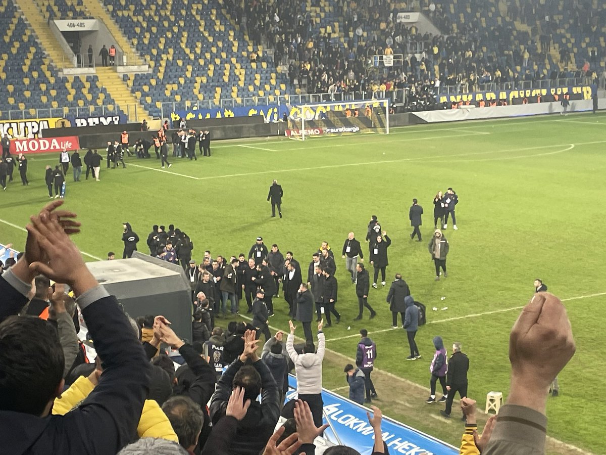 Bütün stat ayakta, herkes Ankaragücü Başkanı Faruk Koca’yı alkışlıyor.