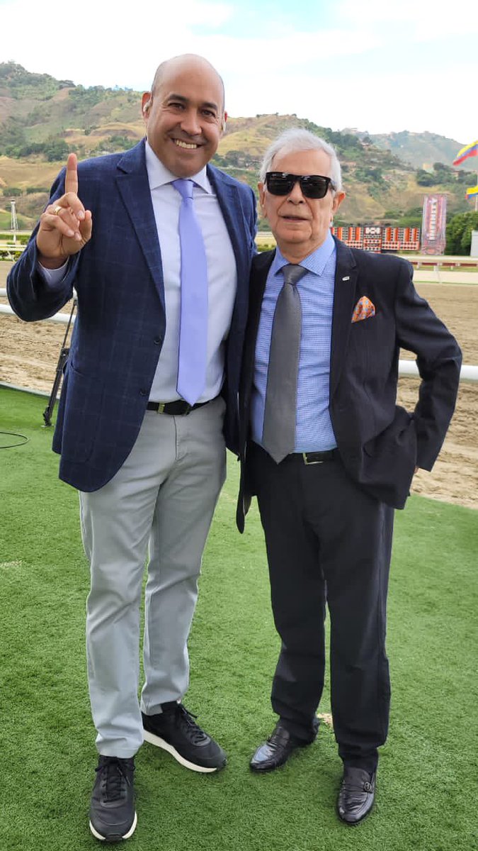 Gustavo Ávila regresó a
Venezuela y ayer visitó La Rinconada
“El Monstruo” ganó más de 2000 carreras entre 🇻🇪🇺🇸,varias estadísticas y se impuso en los principales clásicos
Un fuera de serie en su época, es considerado por muchos el mejor jinete venezolano de la historia 
#11Dic