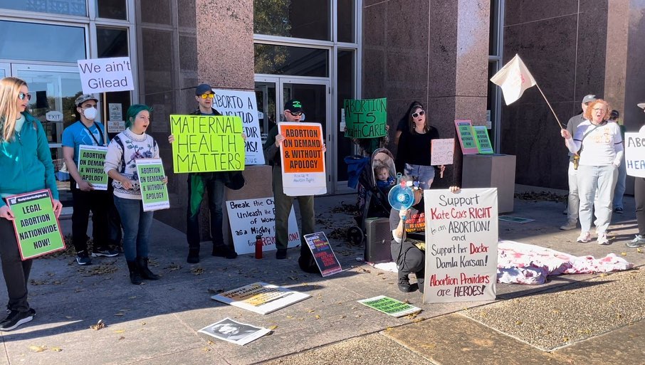 Anti-abortion lunatics in Texas trying to force woman to risk her life carrying a dangerous pregnancy to term

This cries out for #revolution!

#AbortionRights #texastaliban

Read about the December 10 #ATX protest  ⬇️ revcom.us/en/anti-aborti…