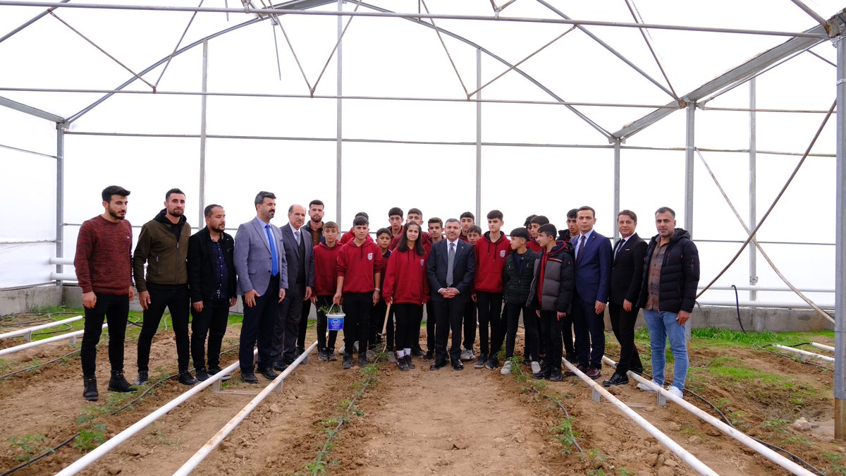📍Silopi

Valimiz Sayın Cevdet Atay,

Silopi Kaymakamı Cihat Koç ve İl Milli Eğitim Müdürü İzzettin Aydın ile birlikte,

Silopi Mesleki ve Teknik Anadolu Lisesi’nde Modern Seracılık alanında uygulamalı eğitim gören öğrencilerle bir araya gelerek incelemelerde bulundu.
