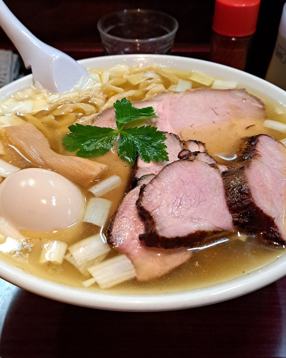 Michinokuseiryu's tweet photo. 鶏こく中華 すず喜 @三鷹
【限定】超上州地鶏中華蕎麦(塩)￥1000＋特製トッピング￥180

鶏の香りがフワッと立ち上ります。
麺を啜ればドドドっと鶏が押し寄せつつも味わいに諄さは無くゆっくりと鶏が身体中を支配して行く感覚が堪りません。
本当にめちゃくちゃ美味しかったです！

御馳走様でした🎡 https://t.co/uRT67SkV1K