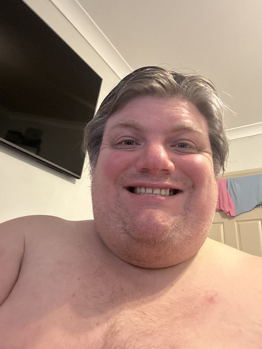 HAPPY LUNCH everyBODYYYYYYYYYYY! I just finished some work. &amp; came online to chat to you guys as usually. :-)