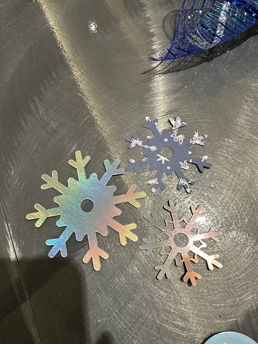 Nope! Snowflakes ❄️ are hexagons. @MathDenisNJ  #mathfail #snowflakesarehexagons