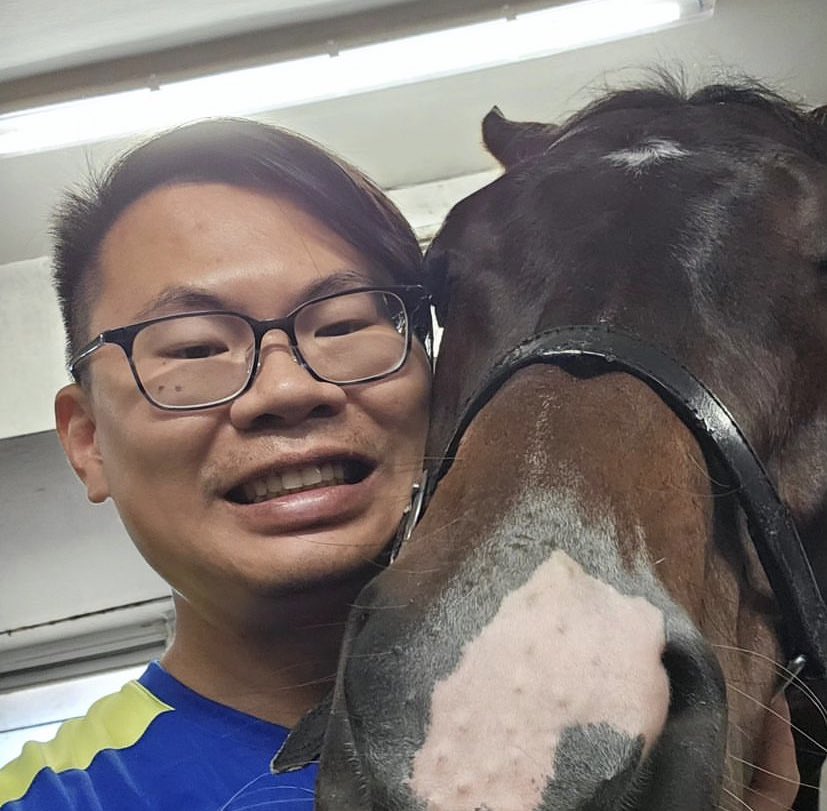 Special bond! 🥰 Golden Sixty and his groom Gilbert Lau! 💙🤍💛 📸 Gilbert Lau (IG) | @LONGINES | #HKIR