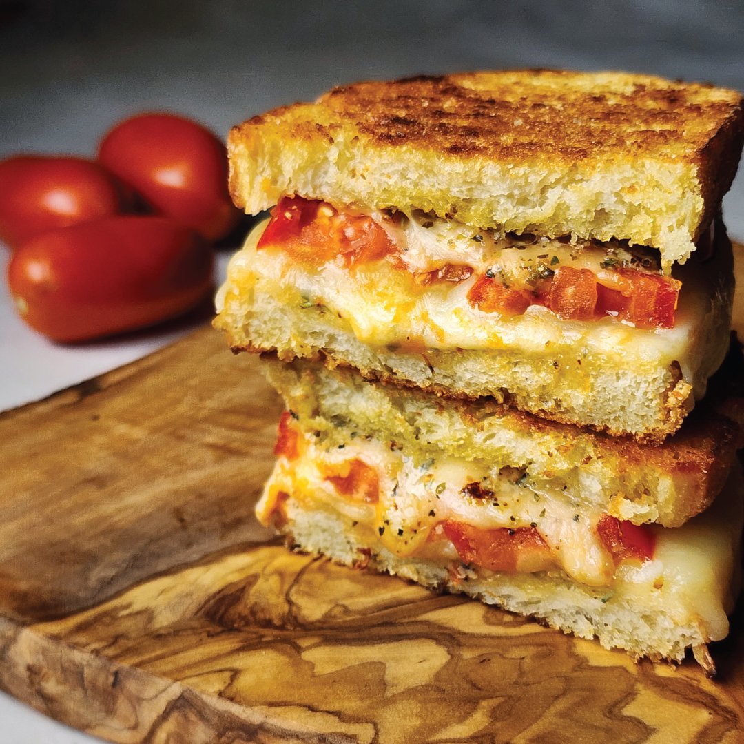 👑 Elevate your grilled cheese game with our Fresh Tomato and Herb Grilled Cheese Sandwiches 🤩🍅🥪 Get the recipe 👉 milkmeansmore.org/recipe/fresh-t…