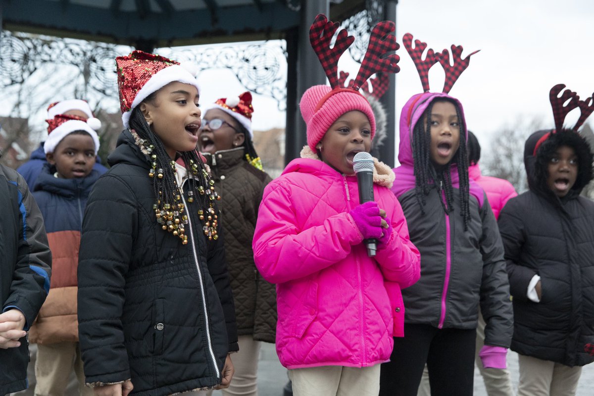 .@CMFarahLouis hosts Christmas tree lighting celebration in Amersfort Park. flickr.com/photos/3421087…