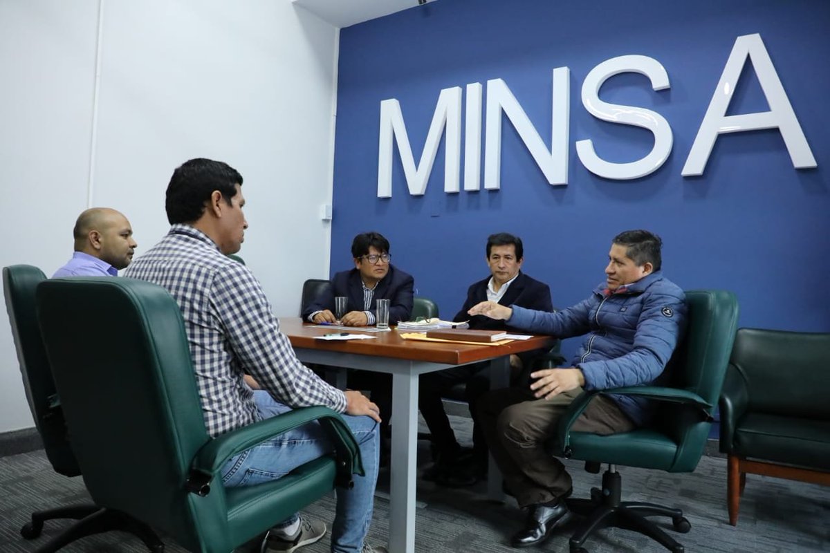 Minsa_Peru's tweet photo. 💼💉Colaboración en acción: El equipo de presupuesto del #MINSA y la #DIGEP se reunió con representantes del IREN Norte para desarrollar estrategias conjuntas y cerrar brechas de personal en la atención oncológica. ¡Trabajando juntos por una atención de calidad!.🤝🏥 #trabajoenequipo #oncología #ministeriodesalud🌐👩⚕️