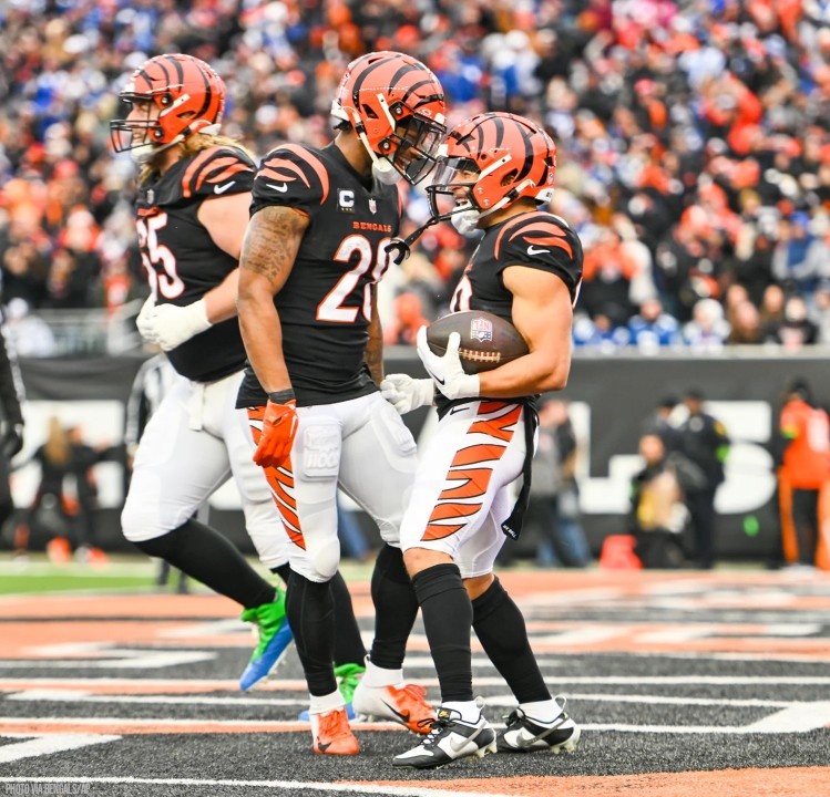 CincyProblems's tweet image. Joe Mixon and Chase Brown over the last 2 games:

🔥 4 TDs
🔥 233 rushing yards
🔥 175 receiving yards
🔥 408 total yards
🔥 69 total touches

SHAKE AND BAKE. 🐅💨 #WHODEY