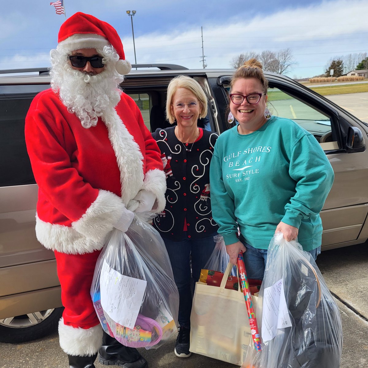 Santa Claus made a special appearance at the Effingham County FISH/Catholic Charities Christmas store!
Pictured below, Santa helps Beth Lindvahl (Catholic Charities Board) and Brandi Miller (World Finance Volunteer) help load cars at the event.
#catholiccharities #effinghamil
