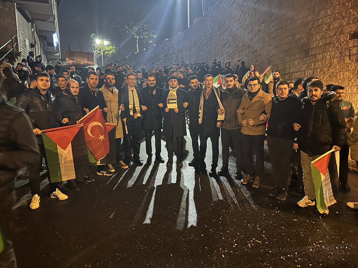 enesseba24's tweet photo. 📍 ABD İstanbul Başkonsolosluğu
Katil İsrail, işbirlikçi ABD!
Zulüm son bulana kadar tüm teşkilatımızla meydanlarda olmaya, zalimin karşısında mazlumun yanında durmaya devam edeceğiz.
Herkes kabul etmelidir ki;
Dünya, beşten büyüktür!
#BeVoiceToGaza
#GazzeyeSesOl https://t.co/v717Vr1Tct