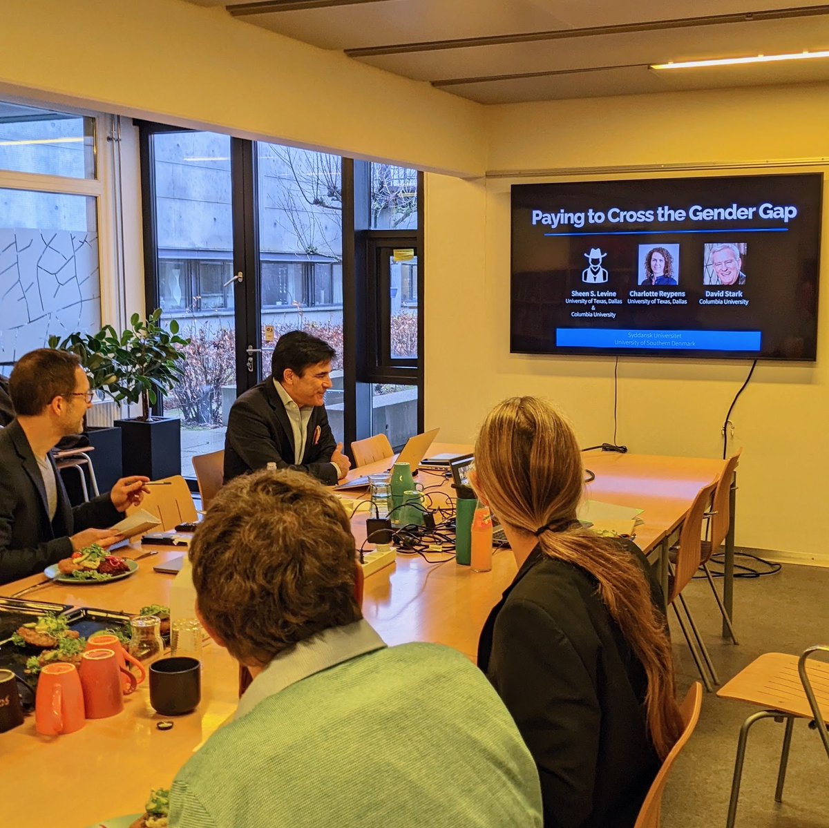 Strategic Organization Design group (@sod_unit) on Twitter photo Ending this year's seminars on a high note with a welcome visit all the way from Texas by <a href="/sslevine/">Dr. Sheen S. Levine</a>! ✈️ Thanks for an interesting seminar on "Paying to Cross the Gender Gap" with fresh results from cool experiments on cooperation patterns in gender-diverse teams 🧍🏼♂️🧍🏼♀️ Ending this year's seminars on a high note with a welcome visit all the way from Texas by <a href="/sslevine/">Dr. Sheen S. Levine</a>! ✈️ Thanks for an interesting seminar on "Paying to Cross the Gender Gap" with fresh results from cool experiments on cooperation patterns in gender-diverse teams 🧍🏼♂️🧍🏼♀️