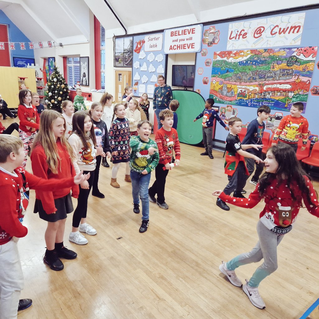 CL_Stars's tweet image. Always love doing Christmas themed workshops 🎅 
Can you believe 2 weeks left until the day?!  🎄 everyone at @CwmclydachPri is on the nice list 😃