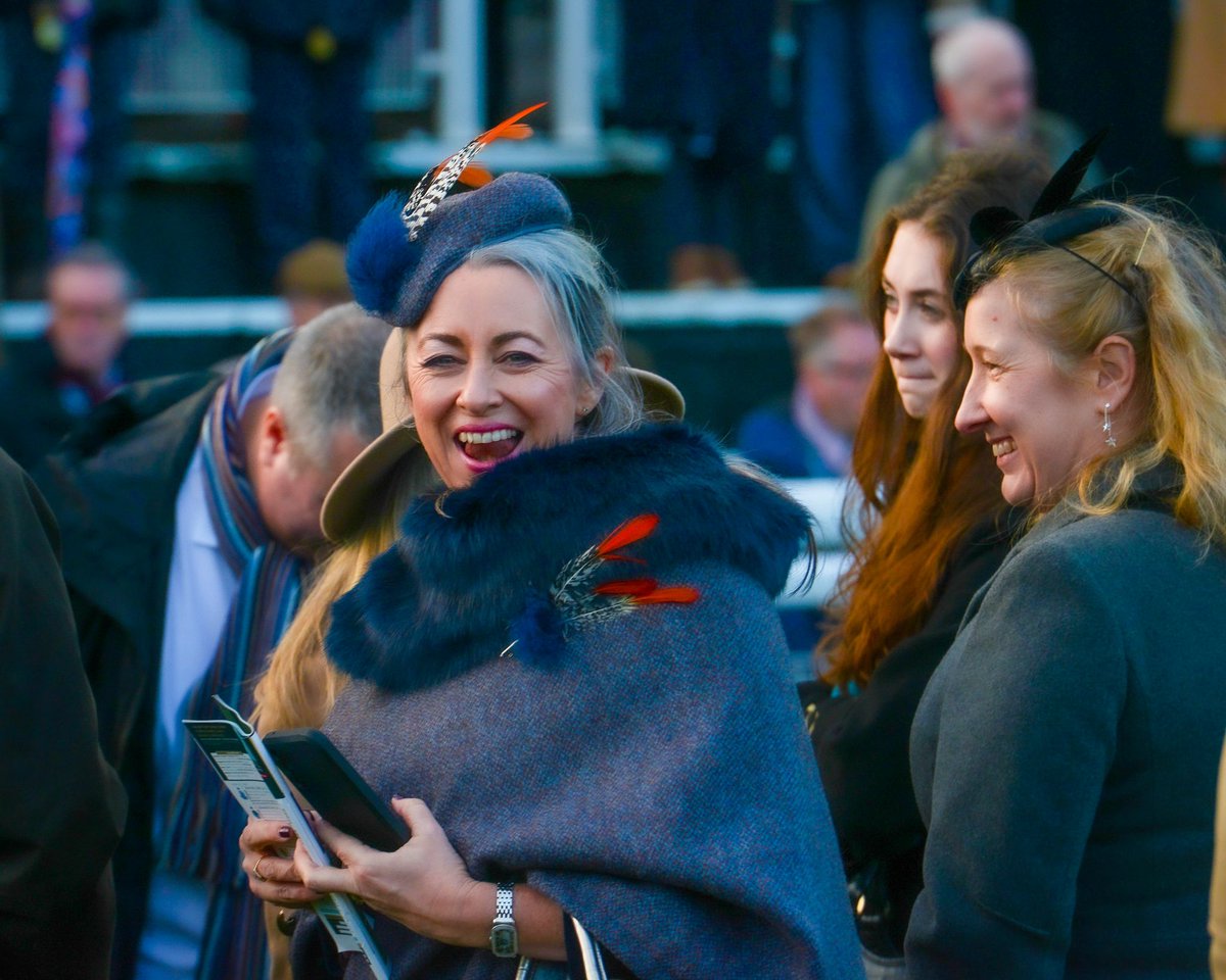 ...when the sublimely talented and very lovely @mjyharris spots an old grey mare who has wandered into in the paddock before the #TingleCreek...