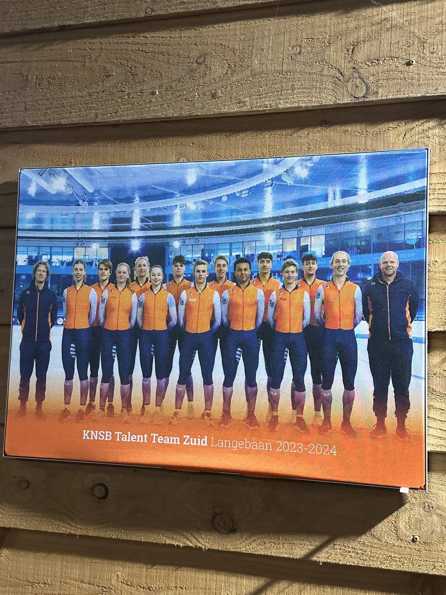 Het KTT Zuid is het Regionale Talentencentrum van de KNSB. Deze schaatstalenten maken gebruik van onze schaatsbaan en onze topsporthal De Kragt. Vandaag samen met het team, in het bijzijn van schaatslegendes <a href="/annamarieskate/">Annamarie Thomas</a> en <a href="/gianniromme/">Gianni Romme</a>, hun teamfoto mogen onthullen. #Breda