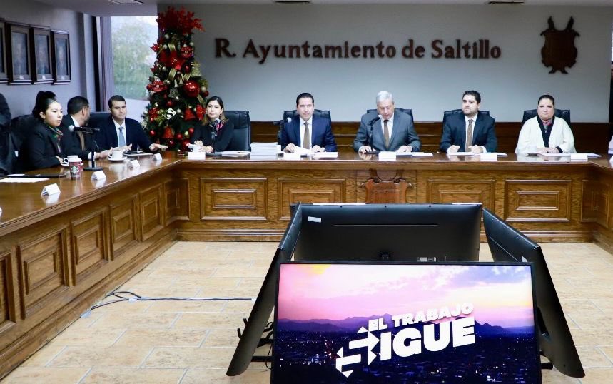 chema_fraustro's tweet photo. En la sesión de Cabildo de hoy, se despidió del Cabildo de Saltillo mi amigo @DiegoRodzC.
Agradezco tu trabajo impecable que tuviste con nosotros, te auguro un desempeño muy importante desde la posición que tienes con nuestro Gobernador @manolojim. ¡Enhorabuena! #SaltilloNosUne https://t.co/l5w64pQVMY