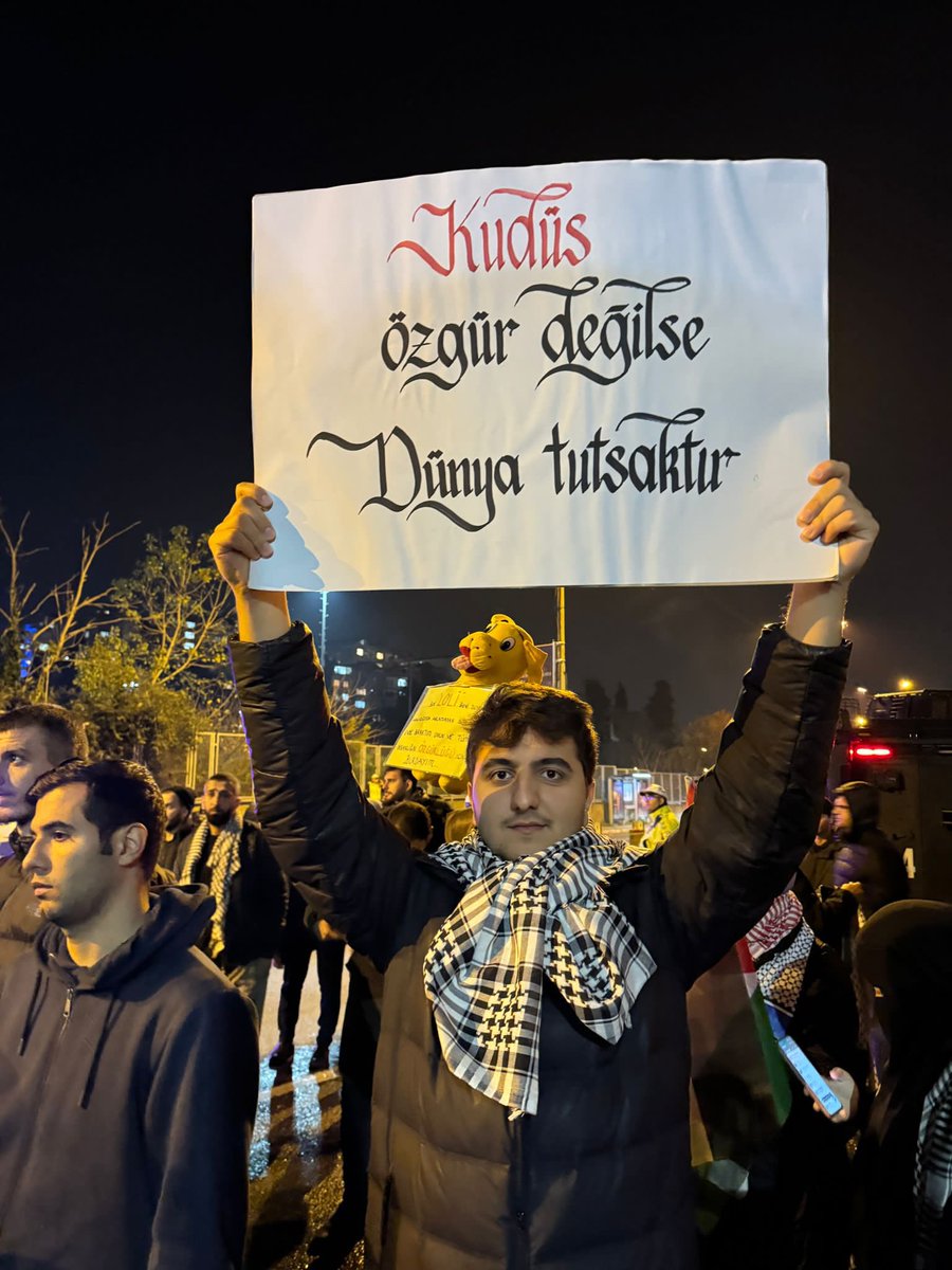 eneskayabasii's tweet photo. 📍 ABD İstanbul Başkonsolosluğu
Dünya, beşten büyüktür!
Mazlumun ahı tutacak,
İlahi adalet elbet tecelli edecek.
#BeVoiceToGaza
#GazzeyeSesOl https://t.co/hLCDfbYCBr