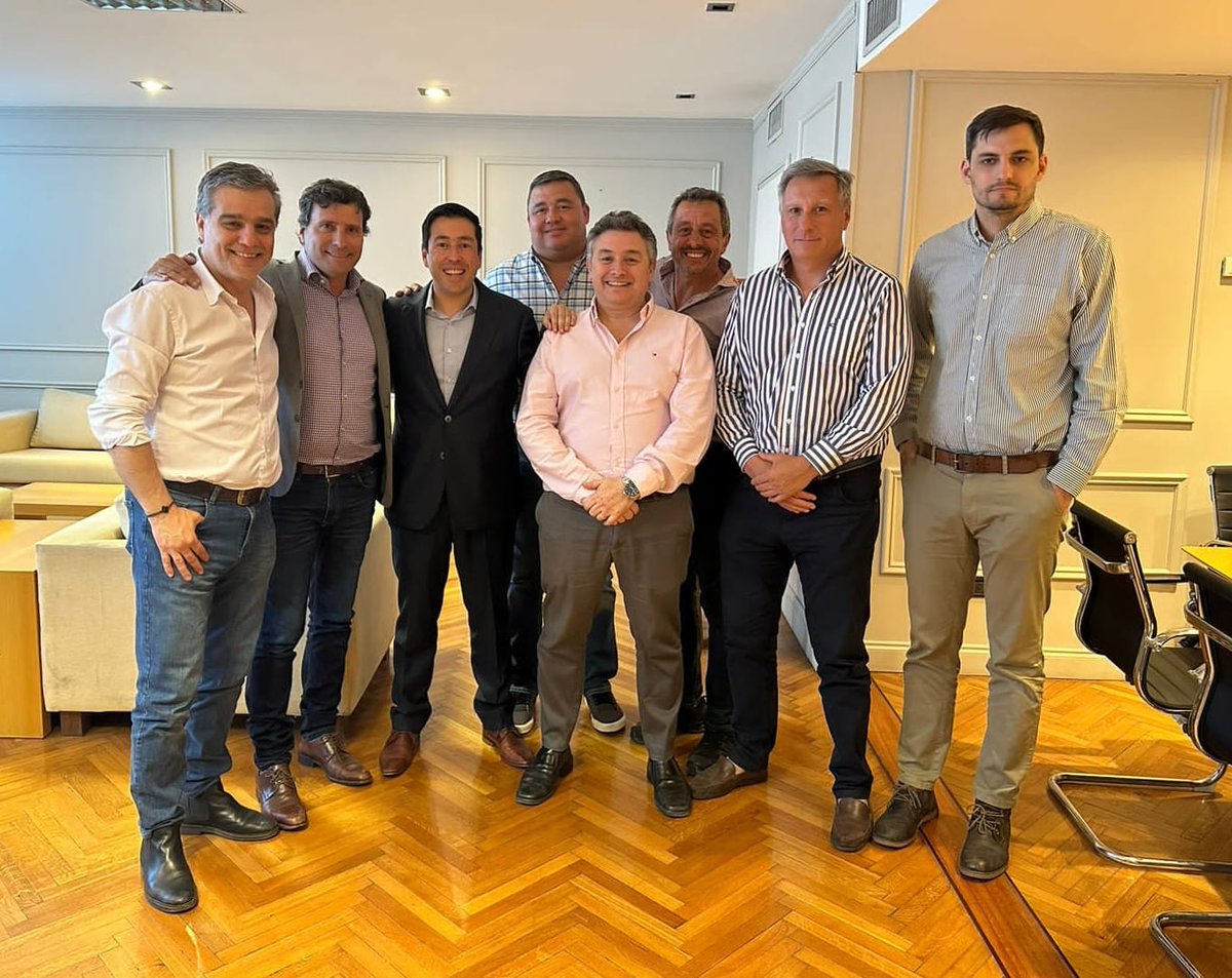 👏🤝Gracias <a href="/Nardini_Leo/">Leo Nardini</a> y <a href="/francolaporta/">Franco La Porta</a> por la gestión realizada en el <a href="/MInfraPBA/">Ministerio de Infraestructura y Servicios Públicos</a>.

A lo largo de estos años trabajamos coordinadamente para llegar a cada municipio bonaerense y seguir transformando la Provincia.

Fue un orgullo compartir este tiempo con ustedes.

<a href="/Kicillofok/">Axel Kicillof</a>