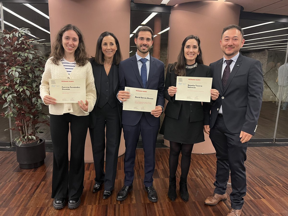 TaberneroJosep's tweet photo. Quant talent en aquesta imatge! Enhorabona @tisseranatalia_ @pat_fernandez9 i 
David García Illescas, becats avui amb els #PremispedreraTalents. Gràcies @PedreraFundacio per ajudar-nos a fomentar la recerca i el talent entre els i les joves investigadores @VHIO https://t.co/2SjhXD6MWJ
