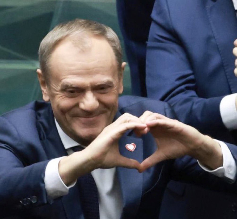 sob13ski's tweet photo. şunu yapan birinin seçim kazanıp başbakan olduğuna hala inanamıyorum😁 https://t.co/OJHjBJOiIF