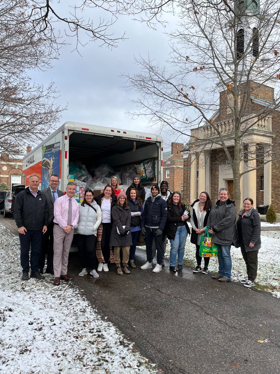 Spreading holiday cheer with the Holiday Hero program! Students united to support York Region youth in need. Staff volunteers wrapped the donations, and students organized them this morning for YRCAS to pick up. Thanks to all volunteers for their help!
 
sac.on.ca/news-detail?pk…