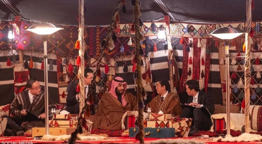 HRHMBNSALMAAN's tweet photo. اختيار موقع لقاء سمو #ولي_العهد الأمير #محمد_بن_سلمان مع معالي رئيس اللجنة الأولمبية الدولية الدكتور توماس باخ، يحمل رسائل اتصالية مكانيّة؛ تُبرز إرثنا التاريخي العظيم وأصالته وما نحمله من تراٍث كبير، وقبلها لقاء سموه التاريخي في "بيت الشعر" مع رئيس وزراء اليابان شينزو آبي الذي اطلع ووفده حينها على التراث والثقافة السعودية الأصيلة.

 https://t.co/wKZ5k1adsB