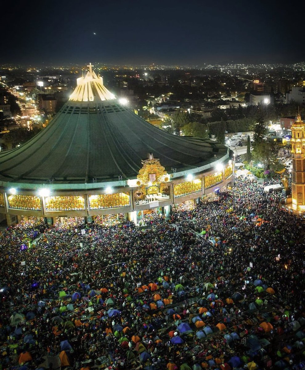 Los Peregrinos empiezan a llegar a la Basílica de Guadalupe. Chequen las vías ateneas #CDMX #basilicadeGuadalupe #peregrinos