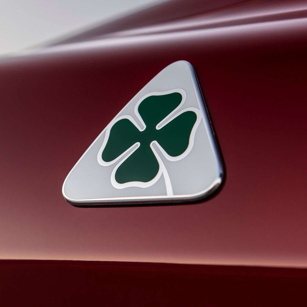 The Quadrifogliob badge started as a symbol of good luck on Alfa Romeo race cars but has since grown to signify the highest-performance model! 

#billluketempe #alfaromeo #quadrifoglio #carhistory #f1 #alfaromeofacts