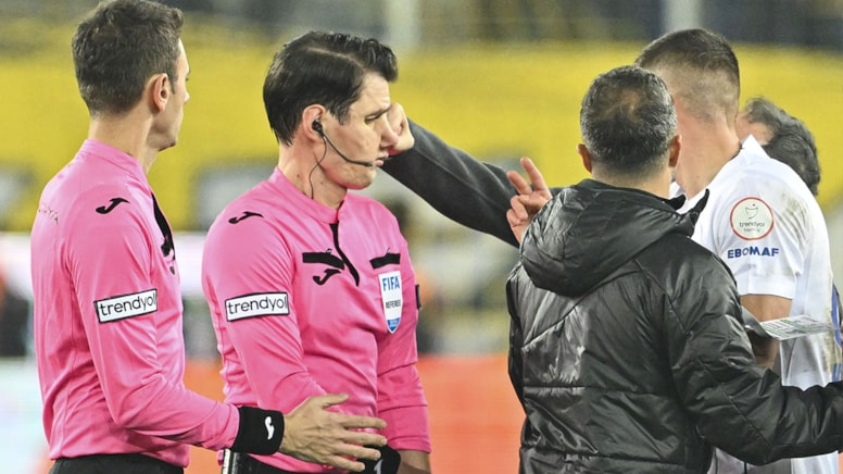 Halil Umut Meler, Ankaragücü başkanı eski AKaPe milletvekili Faruk Koca'nın eline kafa attı! Umut Meler'in attığı kafa ile eli incinen başgan Faruk Koca hastaneye götürüldü. #FarukKoca #tffistifa #halilumutmeler