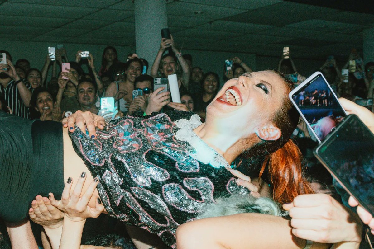 ¡Muchas gracias <a href="/PulsarCL/">Feria Pulsar</a>!
Se sintió como volver a casa, después de tantos años el cariño está intacto. Gracias a quienes fueron a nuestra firma de discos, al público nuevo y al público de siempre. Sepan que son los mejores fans del mundo 🫶🏼🪩

📸 ochoestrellas_