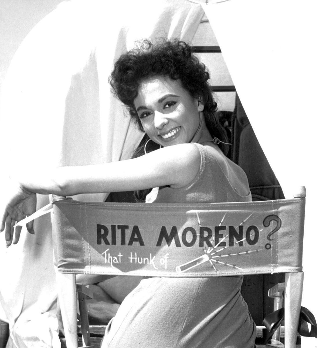 UCLAFTVArchive's tweet image. Happy birthday to the marvelous Rita Moreno, who made history as the first Latina to win an Oscar (West Side Story) and has successfully moved between film, TV, Broadway and streaming series in a career spanning more than seven decades.
📸 source, right: bit.ly/3Rhmn3x
