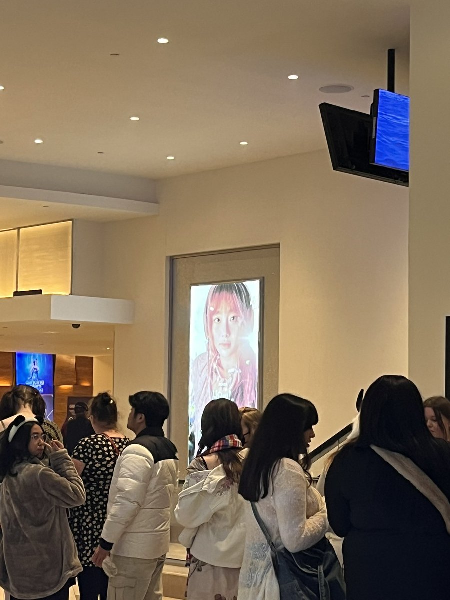 Nobody knows Ex hourly chuu is in the building