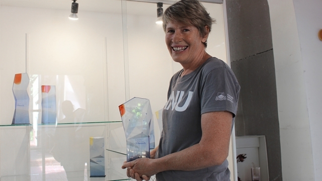 Looking through the Glass: The Artist and Artistry behind the Australian of the Year Awards: loom.ly/ZcdBHtc Image: ANU Glass Workshop’s Technical Officer and Production Manager for the Australian of the Year Awards, Cathy Newton holding an Australian of the Year trophy.