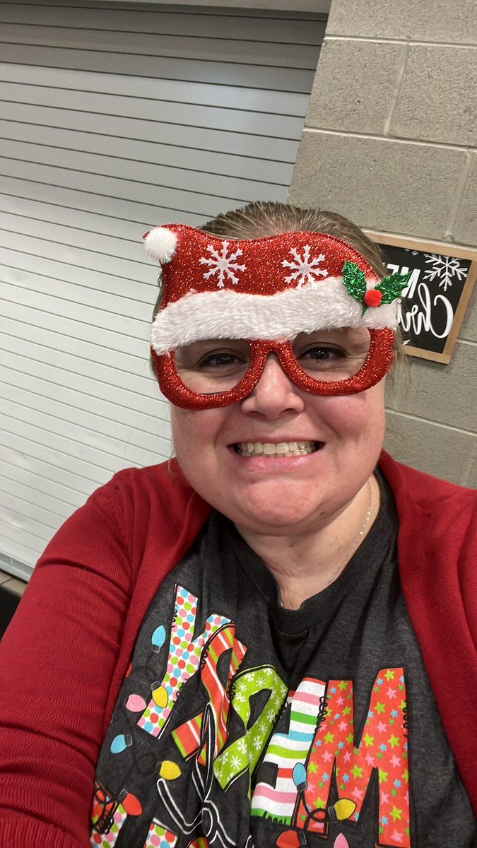 Layton/ Ogden friends! If you need something to do tonight, come say hi! I’m set up at Leadership Learning Academy in Layton until 7. Santa will be here 5-7. #merrychristmas #shopsmall #lbrocreative