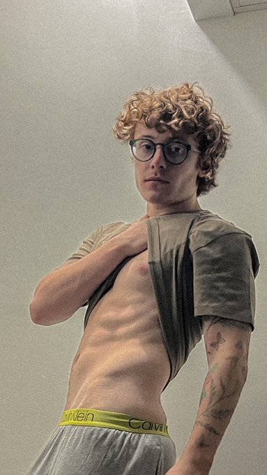 Calvin Klein makes such solid sweatpants https://t.co/GwkqSxuAG0
