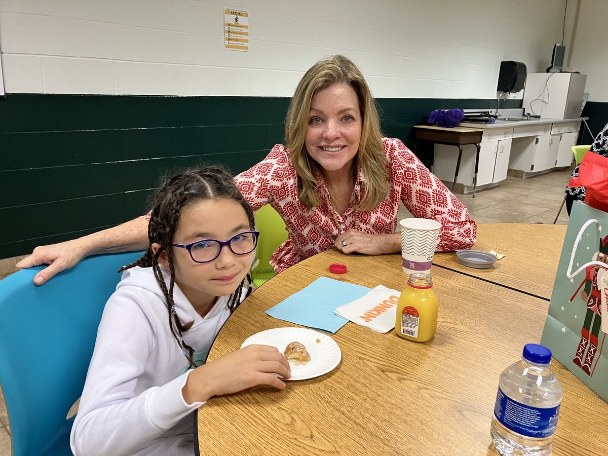 Thanks to a generous donation of Dunkin Donuts, &amp; OJ donated by Natalie's Juice Company students &amp; staff enjoyed donuts &amp; orange juice to celebrate our Staff/Student Mentor program.
"A School of Community Citizenship"
#agreatplacetobee
🐝💛🐝💛
@IRCSchools <a href="/castillo_chels/">Chelsea Castillo</a>