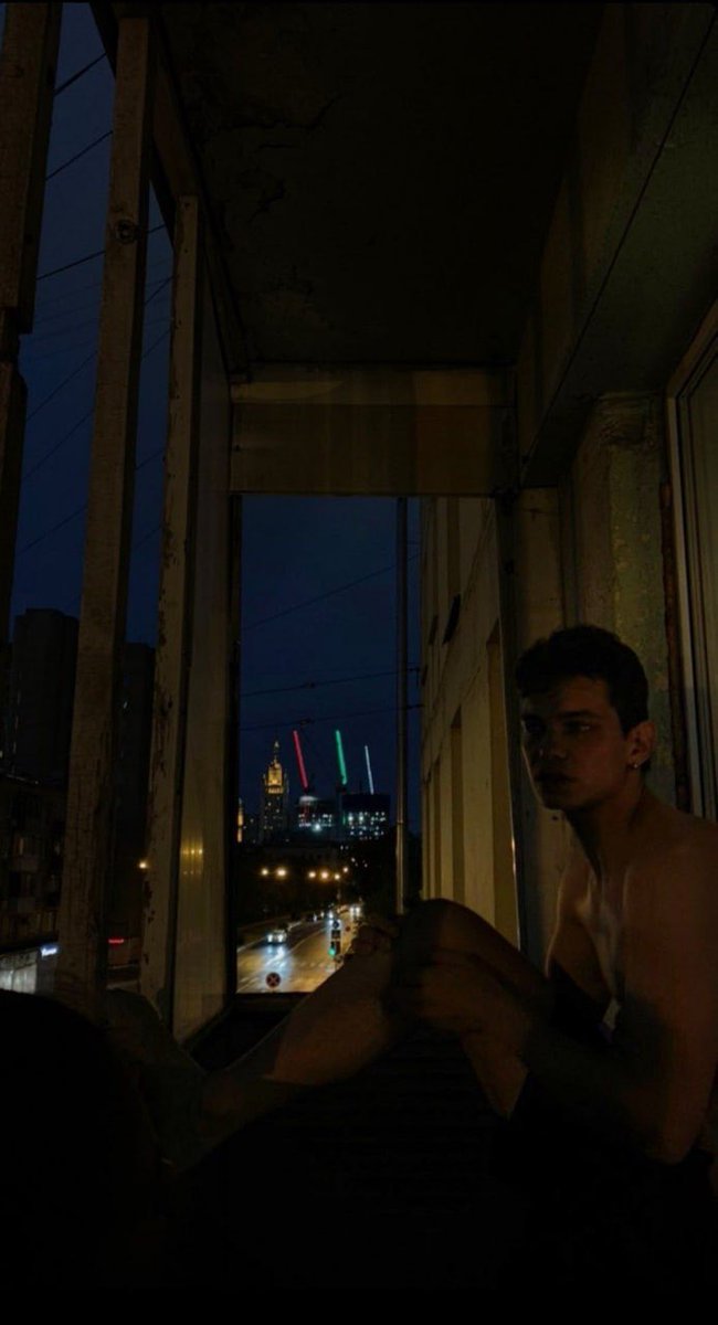 он спиздил мою олимпийку случайно приложил виском о косяк а теперь сидит с грустной моськой и делает вид что обижается потому что я сожрал его бутерброд