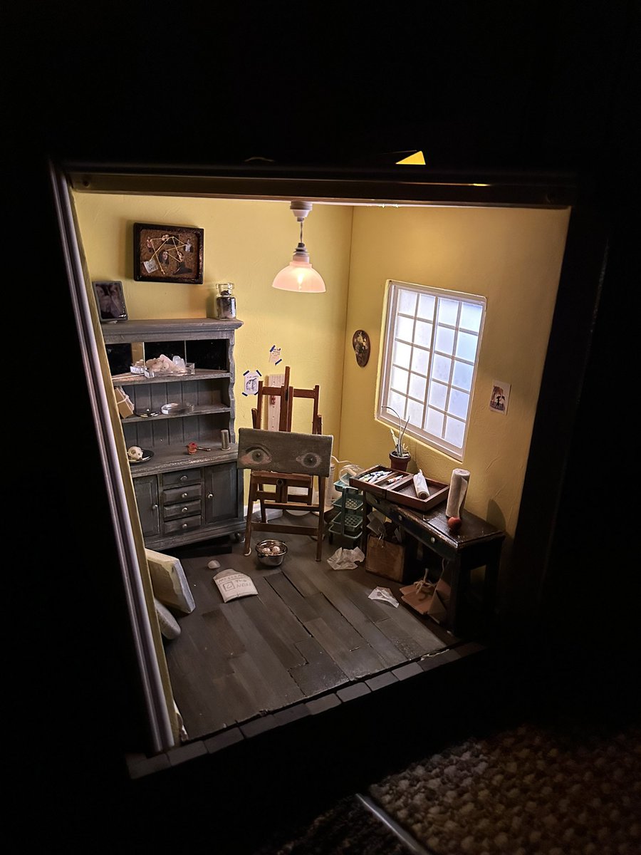 My first diorama! This was so much fun to make even though I have no idea what I’m doing. Little art studio, 1:12 scale
#diorama #miniature #modeling
