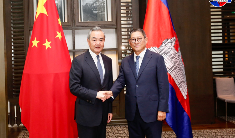 CHINA/CAMBODIA: 🇨🇳 Foreign Minister Wang Yi meets 🇰🇭 Foreign Minister. Wang: China ready to work with 🇰🇭 &amp; other countries to crack down on online gambling &amp; transnational crimes, thoroughly eradicate criminal gangs &amp; safeguard social stability in region. english.news.cn/20231208/ccbf3…
